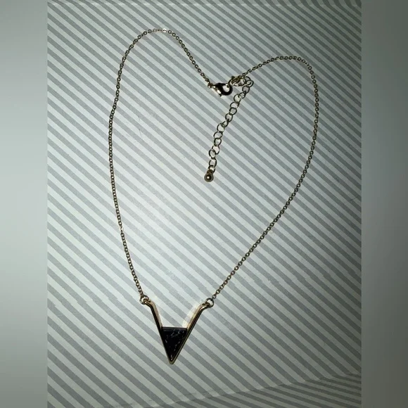 Source Unknown Goldtone and Black V-Pendant Necklace - Picture 4 of 9